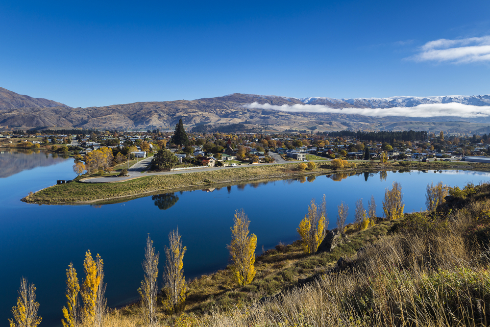 lake-dunstan-otago-new-zealand