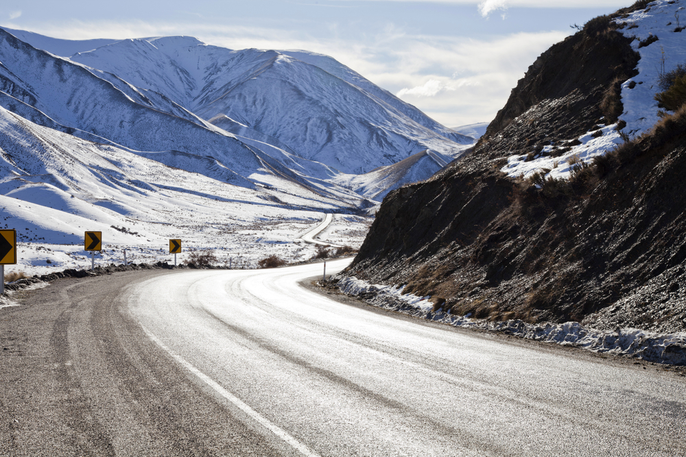 roadwindingthroughasnowcoveredlewispasscanterburysouthisland