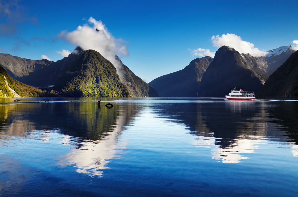 milford-sound-south-island-new-zealand - Unique Holiday Tours